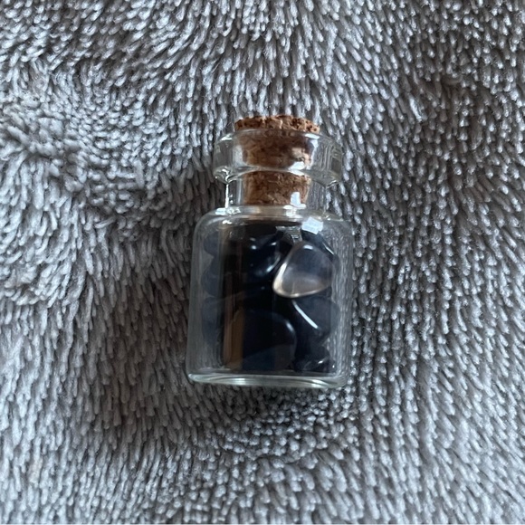 3/$18 Obsidian and clear quarts chip bottle - Picture 1 of 1